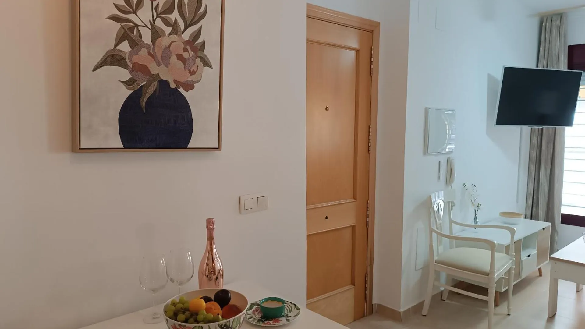 Amazing & Renovated 2-Bedroom Flat In פואנגירולה ספרד